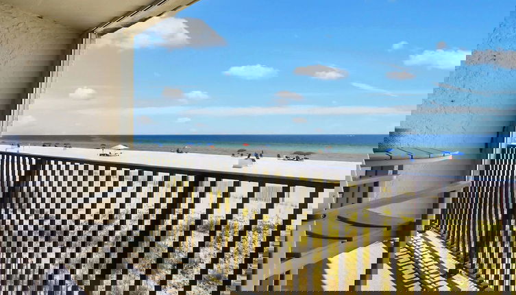 Foto 1 - Chic Beachfront Escape: Dreamy View, Balcony, Pool