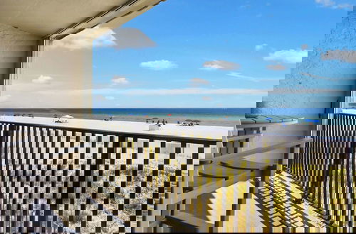 Foto 1 - Chic Beachfront Escape: Dreamy View, Balcony, Pool