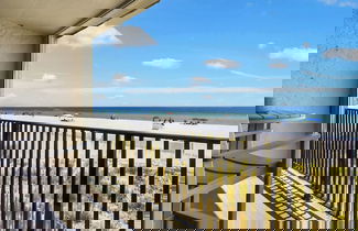 Foto 1 - Chic Beachfront Escape: Dreamy View, Balcony, Pool