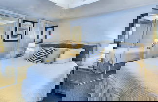 Foto 3 - Chic Beachfront Escape: Dreamy View, Balcony, Pool