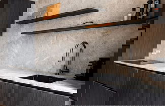 Foto 2 - Stylishly Renovated Apartment With City View