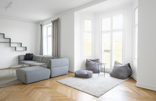 Fantastic 3-bed With French Balcony and Lake-views - Foto 2