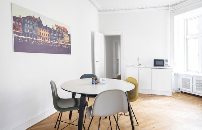 Fantastic 3-bed With French Balcony and Lake-views - Foto 4