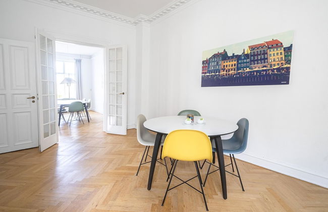 Fantastic 3-bed With French Balcony and Lake-views - Foto 3