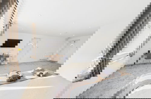 Photo 11 - Central Guest Room - En-suite, Parking & Garden