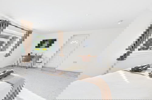 Photo 12 - Central Guest Room - En-suite, Parking & Garden