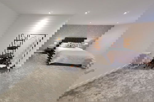 Photo 5 - Central Guest Room - En-suite, Parking & Garden