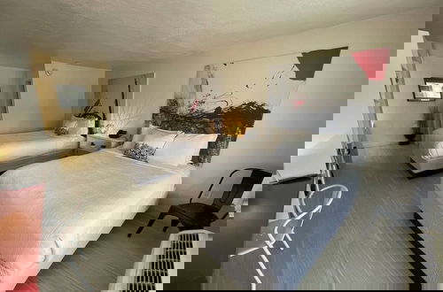 Foto 9 - Newly Room in Cozy Hotel With Super Location Parks