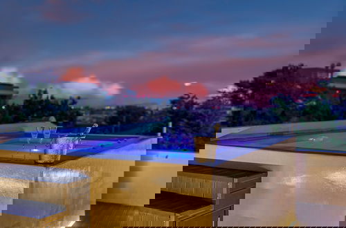 Foto 35 - Alimos Luxury 3Bd w Outdoor Jacuzzi