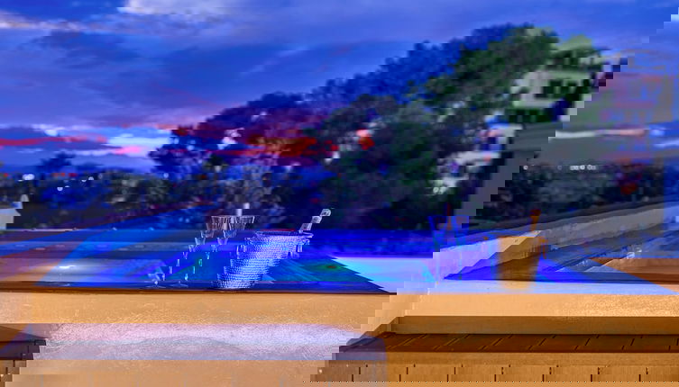 Foto 1 - Alimos Luxury 3Bd w Outdoor Jacuzzi