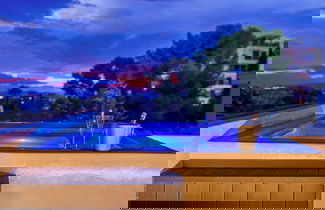Photo 1 - Alimos Luxury 3Bd w Outdoor Jacuzzi