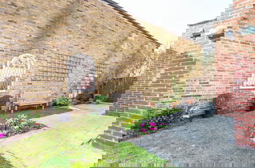 Photo 17 - Luxurious Central Windsor Town House