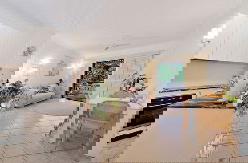 Foto 1 - Cozy Waterfront - Free Parking Pool