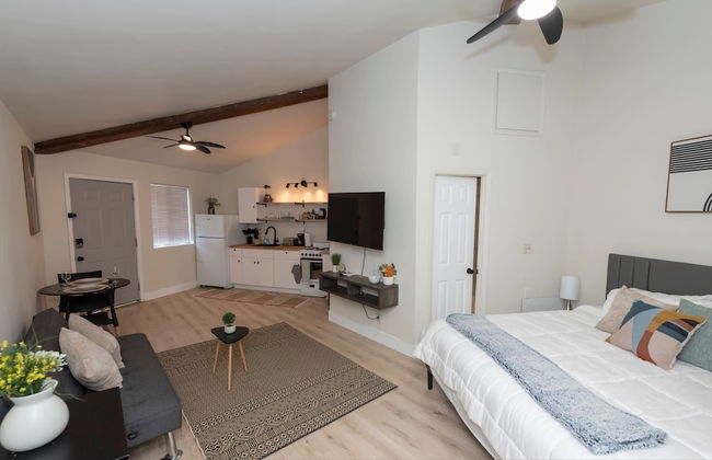 Cozy Studio Apt Close to the Gardens - King Bed - Foto 1