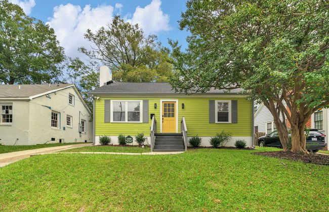 Stylish 4BR Haven Backyard and Fire Pit - Photo 33