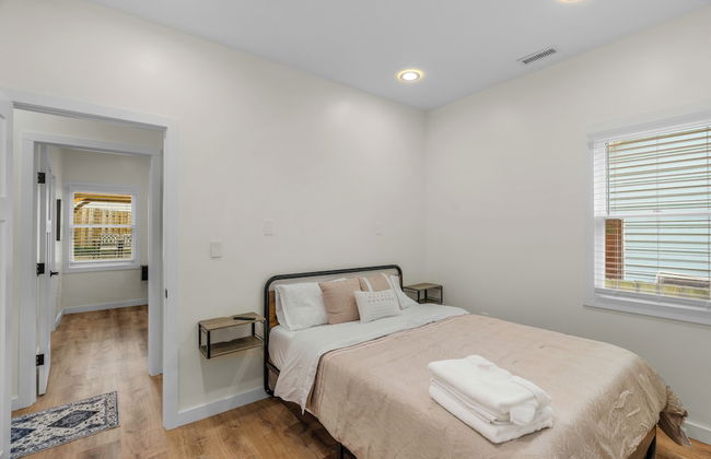 Stylish 4BR Haven Backyard and Fire Pit - Photo 8