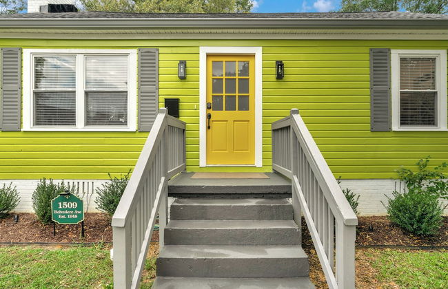 Stylish 4BR Haven Backyard and Fire Pit - Photo 34