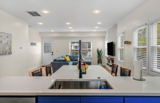 Stylish 4BR Haven Backyard and Fire Pit - Photo 14