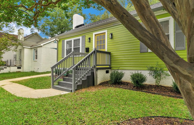 Stylish 4BR Haven Backyard and Fire Pit - Photo 36