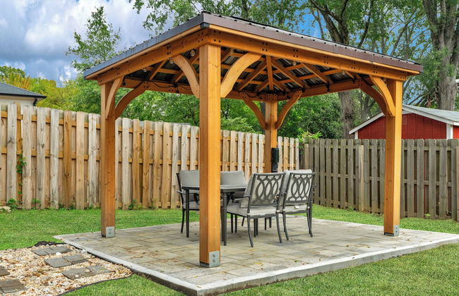 Stylish 4BR Haven Backyard and Fire Pit - Photo 42