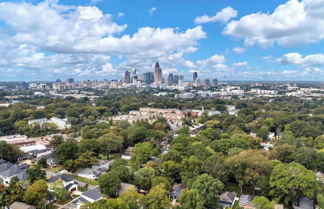Stylish 4BR Haven Backyard and Fire Pit - Photo 47