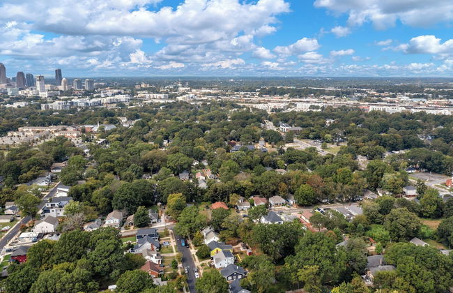 Stylish 4BR Haven Backyard and Fire Pit - Photo 49