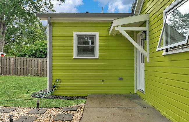 Stylish 4BR Haven Backyard and Fire Pit - Photo 38