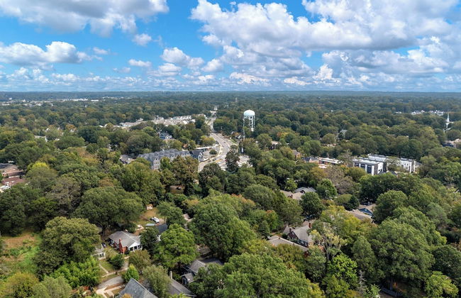 Stylish 4BR Haven Backyard and Fire Pit - Photo 46