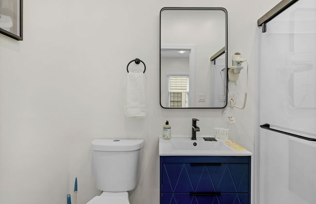 Stylish 4BR Haven Backyard and Fire Pit - Photo 23