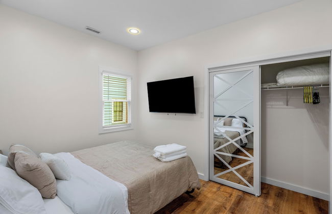 Stylish 4BR Haven Backyard and Fire Pit - Photo 9