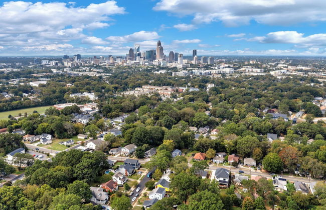 Stylish 4BR Haven Backyard and Fire Pit - Photo 48