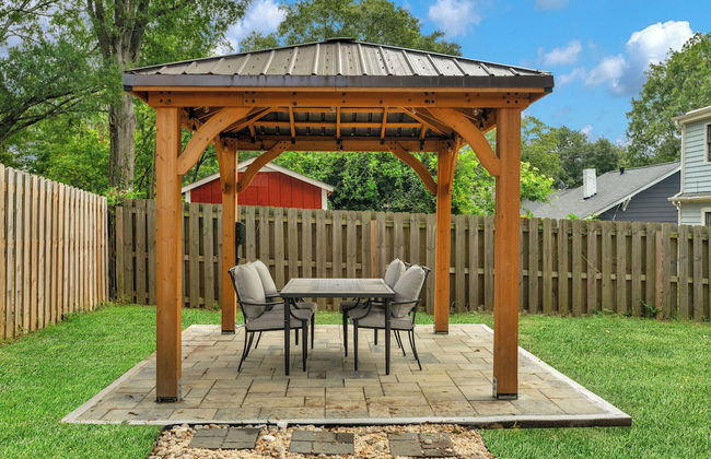 Stylish 4BR Haven Backyard and Fire Pit - Photo 44