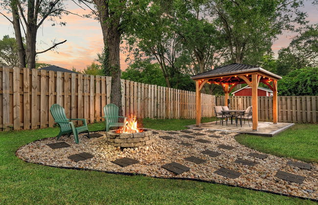 Stylish 4BR Haven Backyard and Fire Pit - Photo 29