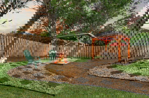 Foto 29 - Stylish 4BR Haven Backyard and Fire Pit