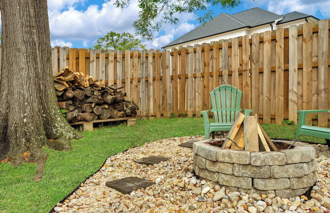 Stylish 4BR Haven Backyard and Fire Pit - Photo 30