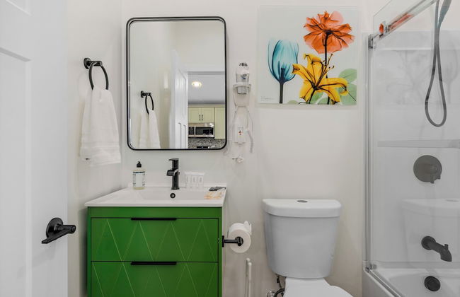 Stylish 4BR Haven Backyard and Fire Pit - Photo 24