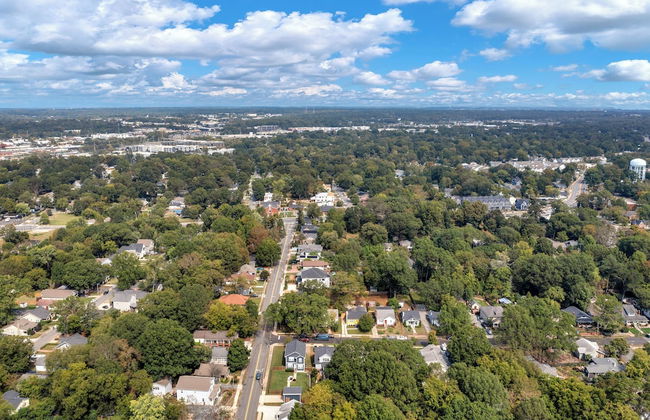 Stylish 4BR Haven Backyard and Fire Pit - Photo 51