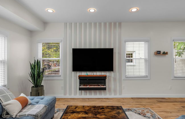 Stylish 4BR Haven Backyard and Fire Pit - Photo 26