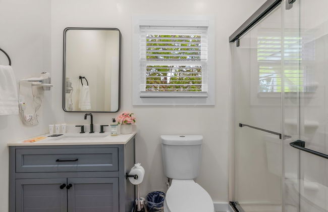 Stylish 4BR Haven Backyard and Fire Pit - Photo 25