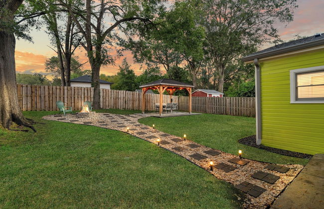 Stylish 4BR Haven Backyard and Fire Pit - Photo 41
