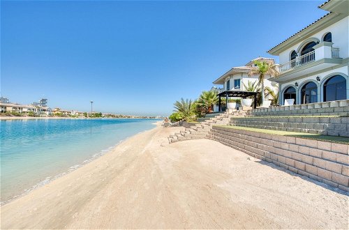 Photo 3 - Glamourous Beachfront Villa on The Palm w Pool