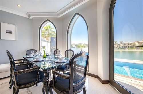 Photo 15 - Glamourous Beachfront Villa on The Palm w Pool