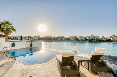 Photo 4 - Glamourous Beachfront Villa on The Palm w Pool