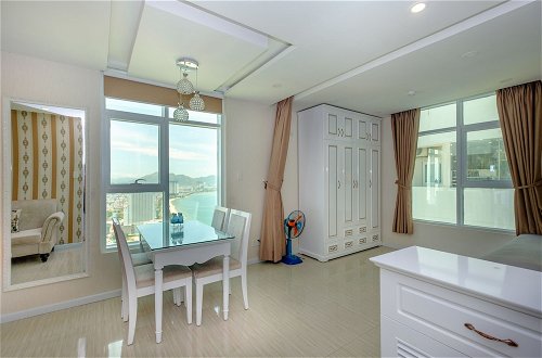 Foto 33 - Sunrise Ocean View Apartment