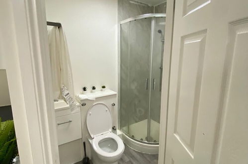 Photo 7 - Impeccable Studio Apartment in West London