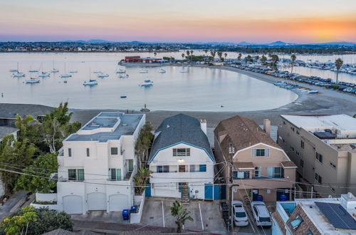 Photo 11 - Bay View IV by Avantstay Stylish Mission Beach Home on the Sand