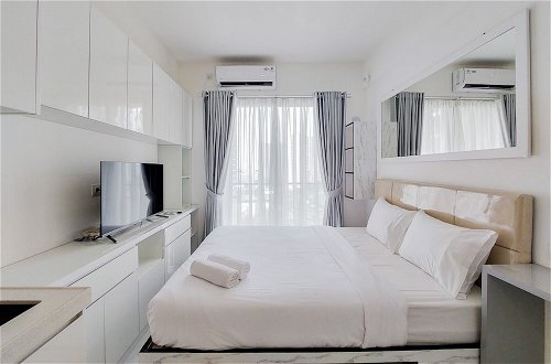 Foto 3 - Cozy Living and Comfort Studio at Sky House BSD Apartment