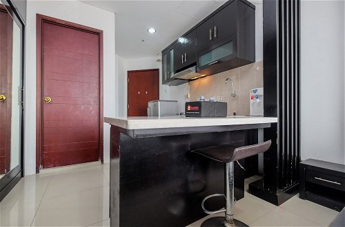 Photo 5 - Cozy And Tidy Studio Apartment Mangga Dua Residence
