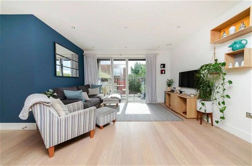 Photo 5 - Modern 2 Bedroom Flat in East London