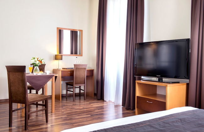 Greguar Hotel & Apartments - Photo 8